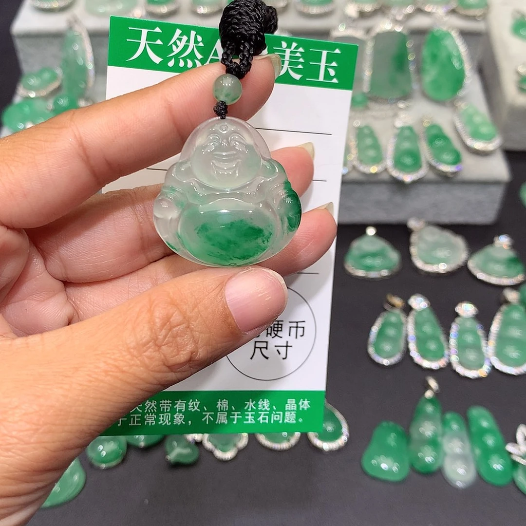 颈饰未镶嵌石英质玉（非洲翠）莫*