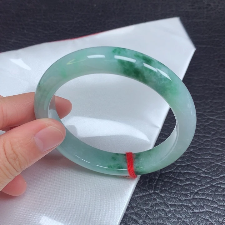 翡翠手镯未镶嵌。