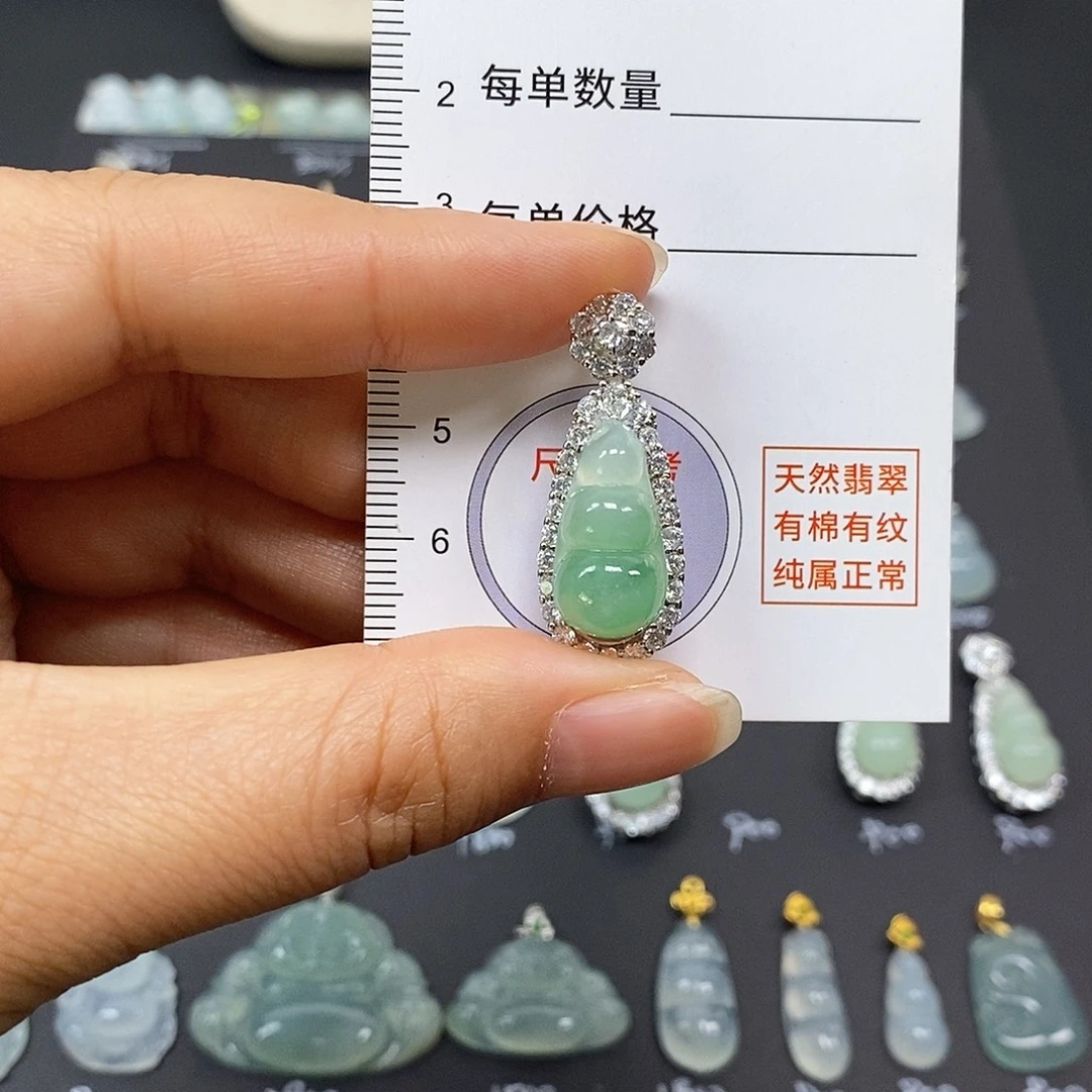 欣****翡翠18K金镶嵌颈饰
