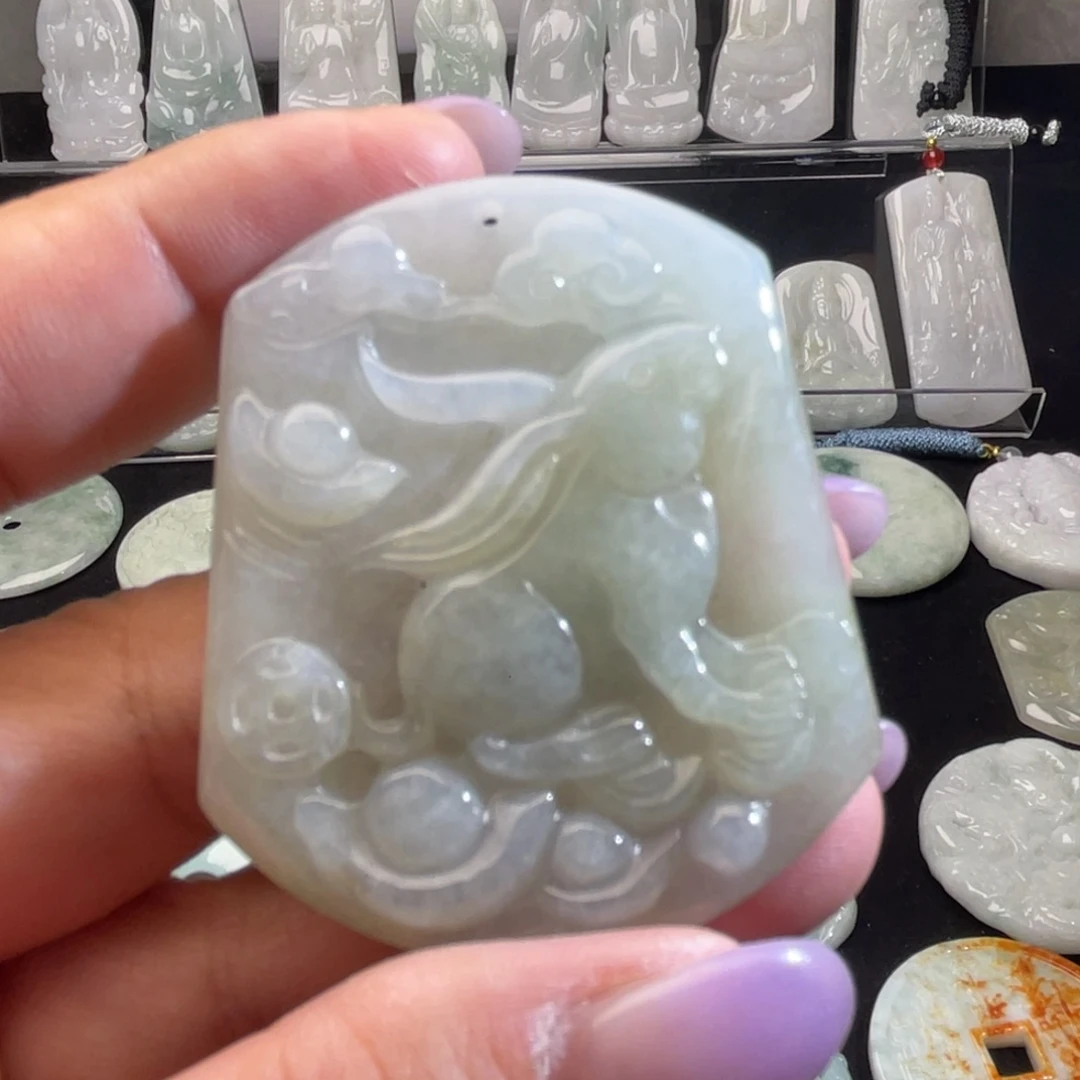 翡翠未镶嵌颈饰兔子