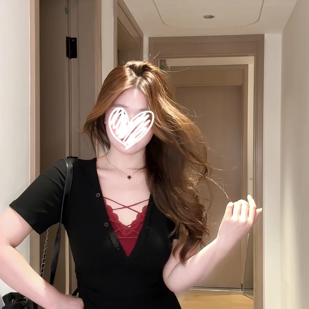 【年中青青】纯欲辣妹性感V领设计蕾丝拼接t恤女2025夏季黑色修身