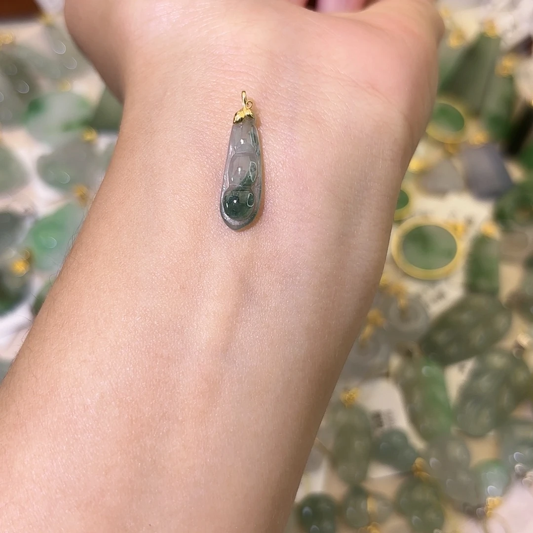 翡翠18K金镶嵌颈饰豆子