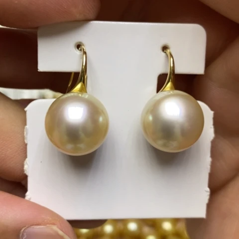 18K金镶嵌海水珍珠耳饰