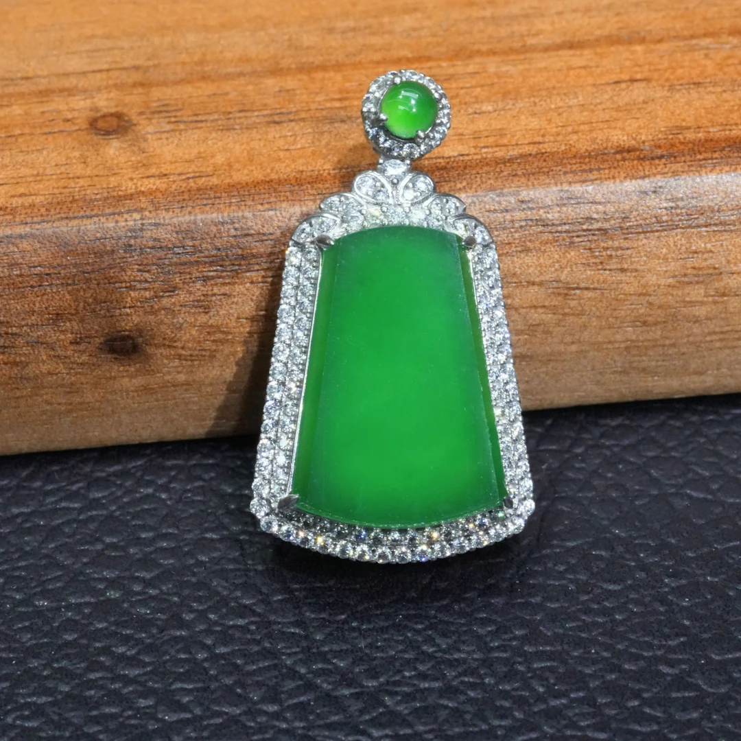 k金天然A货翡翠无事牌吊坠多样性发气质精美轻奢优雅镶嵌满钻美