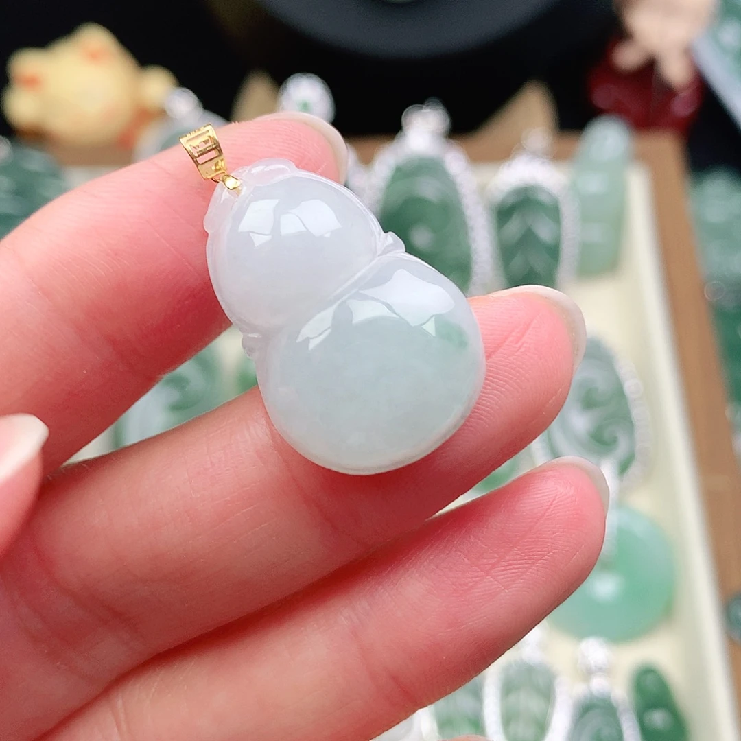 翡翠18K金镶嵌颈饰吊坠