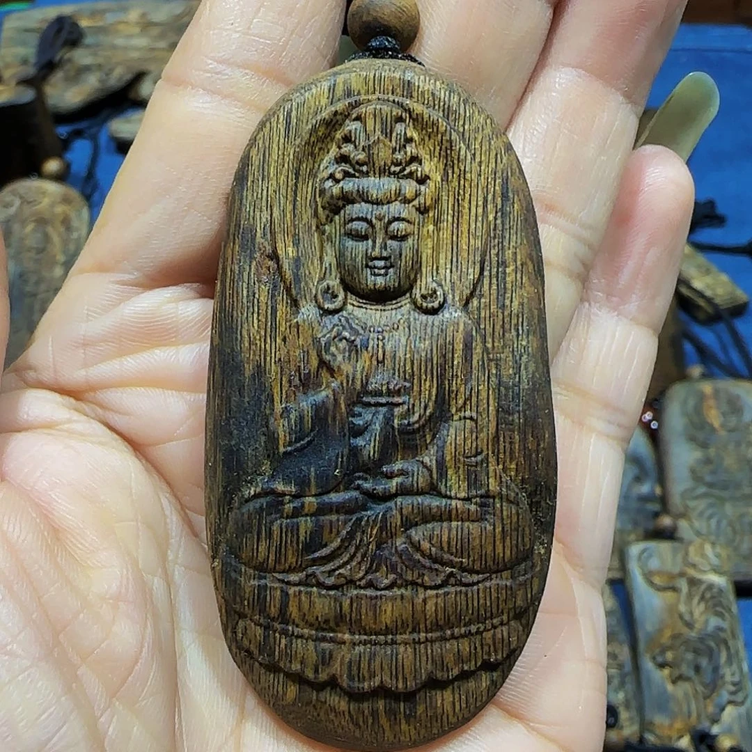 沉香碎屑沉香海南国香白奇乌身老料观音带绳13.8克