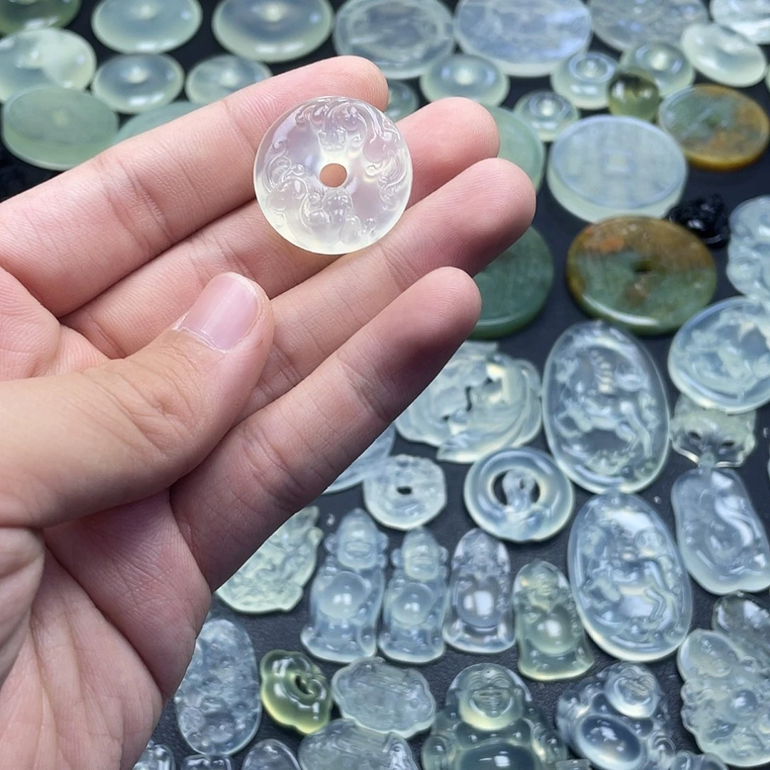 岫玉未镶嵌颈饰貔貅扣