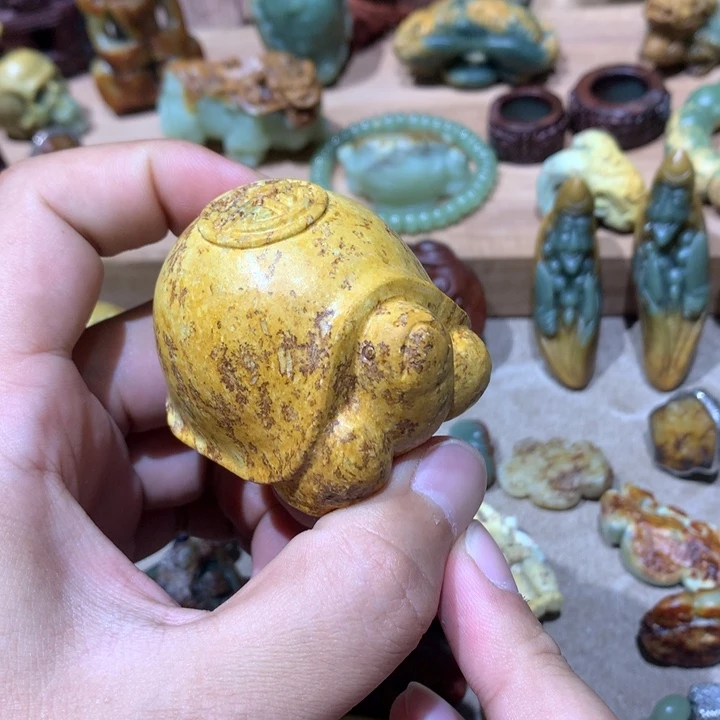 未镶嵌岫岩河磨玉（透闪石质玉）把件