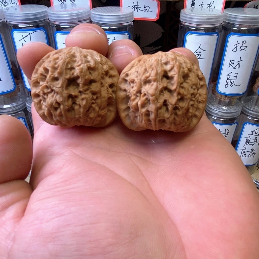 文玩核桃吊坠血麒麟