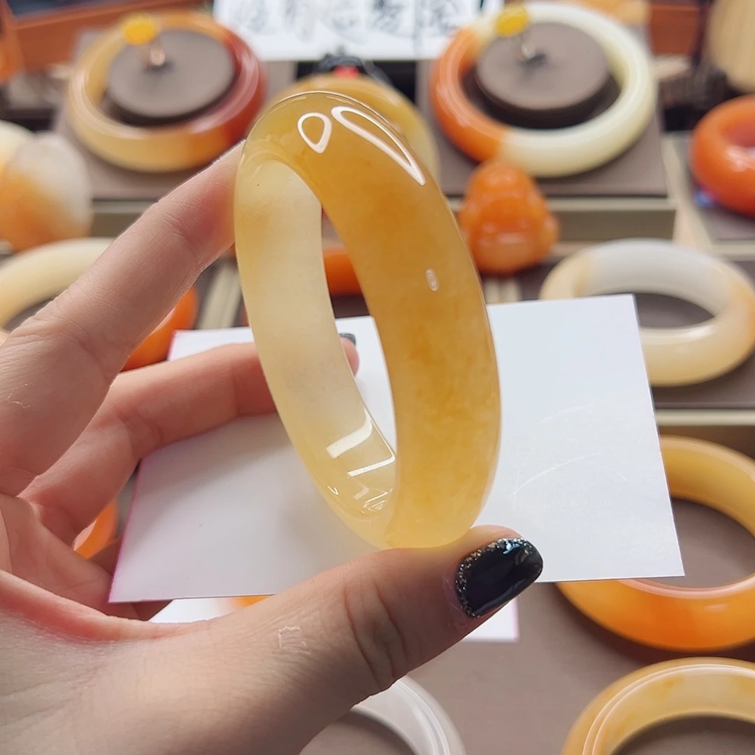 一***随石英质玉（黄龙玉）未镶嵌手镯