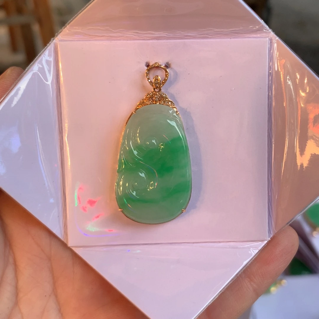 润***金翡翠18K金镶嵌颈饰如意