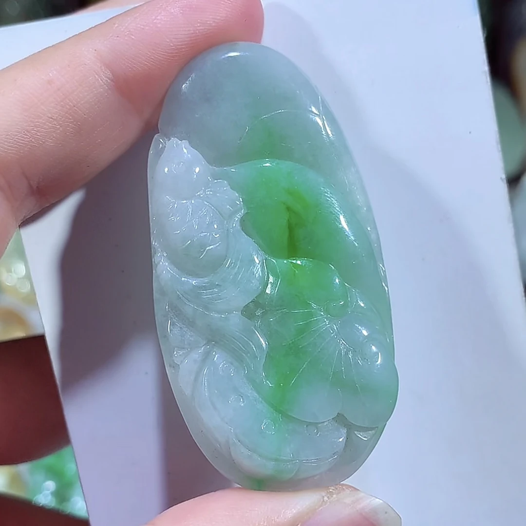 缅甸天然A货翡翠飘阳绿荷叶鱼吊坠