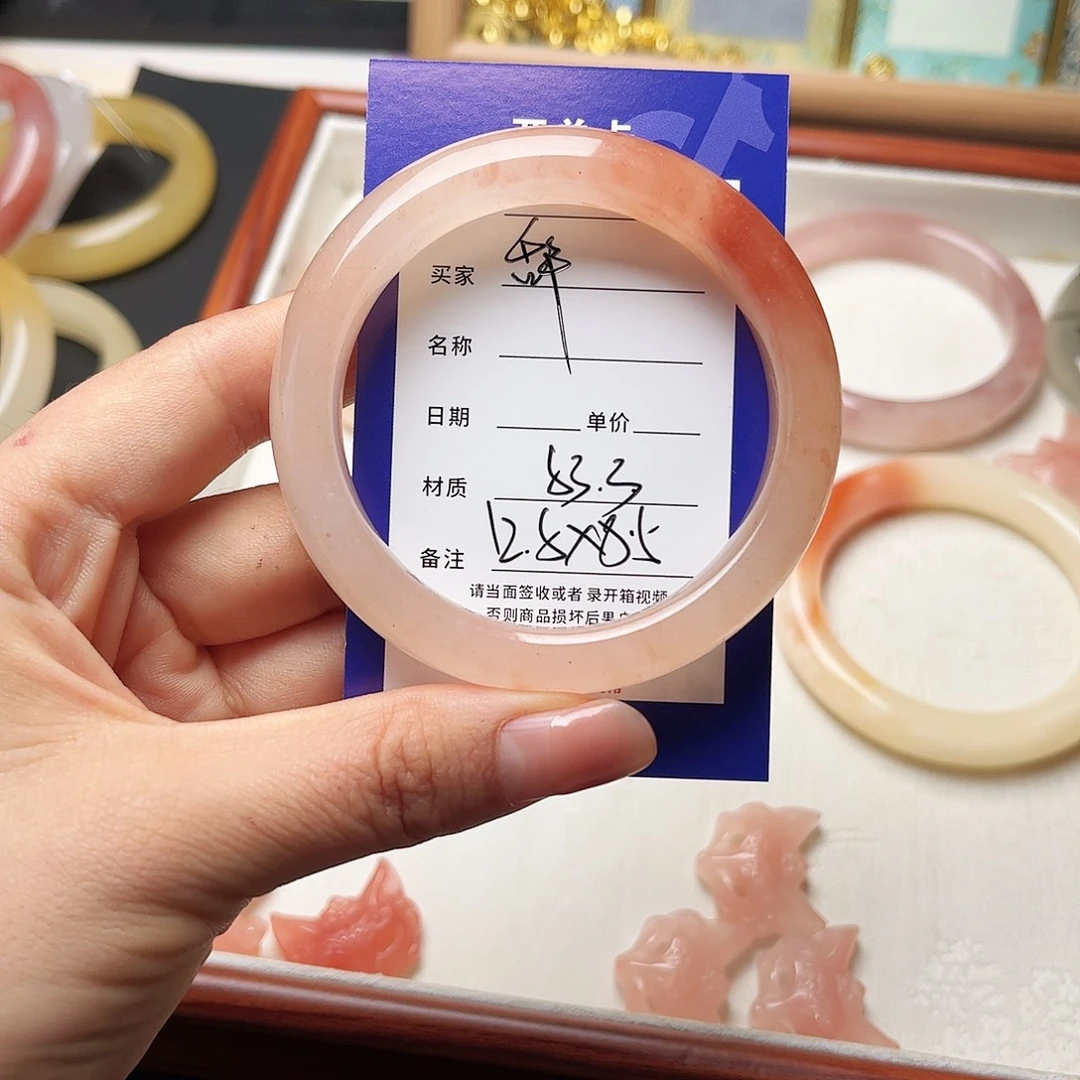 এ***．石英质玉未镶嵌手镯