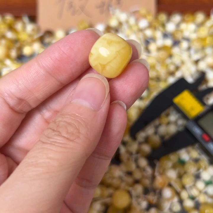 蜜蜡未镶嵌裸石15.7mm一个