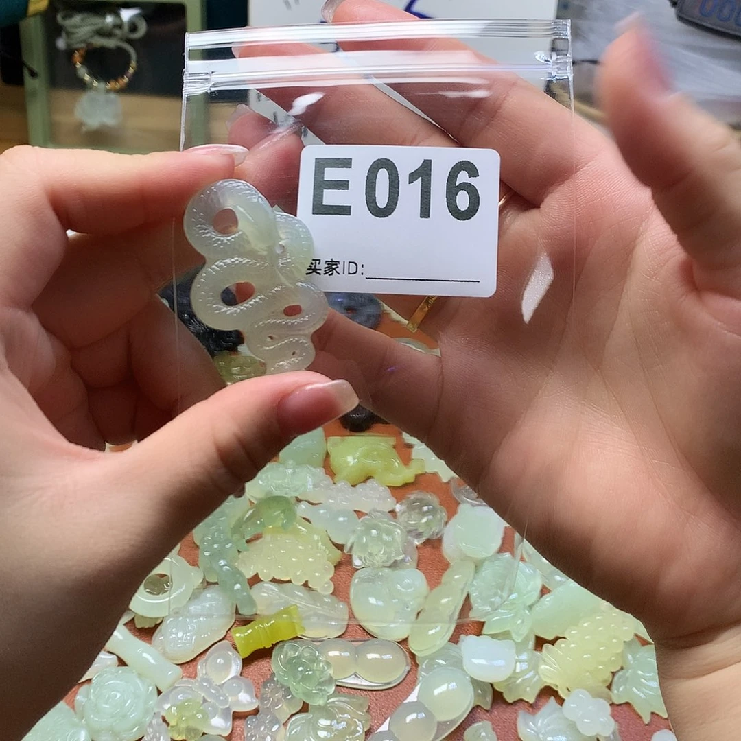 蛇纹石玉颈饰合金