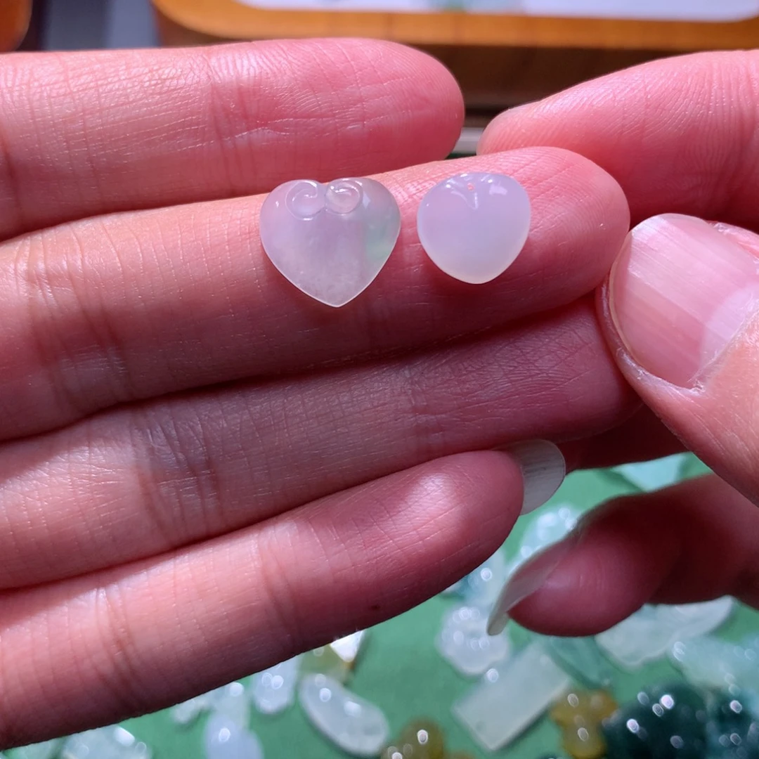 翡翠未镶嵌颈饰爱心桃