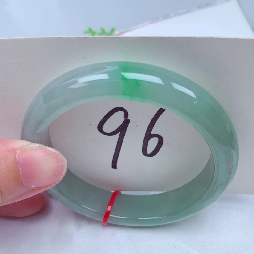 翡翠手镯未镶嵌翡翠