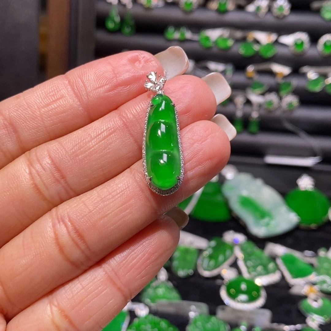 翡翠颈饰18K金镶嵌福豆吊坠