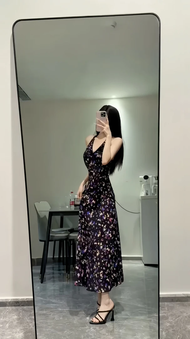 法式复古V领挂脖吊带碎花雪纺连衣裙女设计感心机露背收腰度假裙