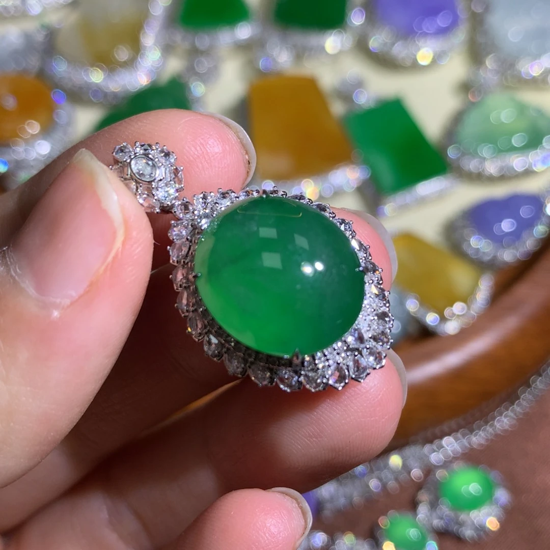 翡翠颈饰18K金镶嵌蛋面