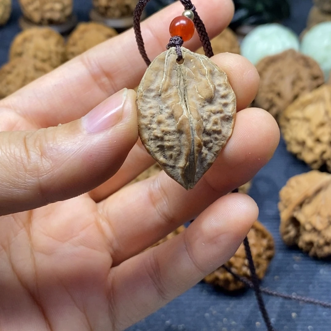 文玩核桃吊坠金叶子