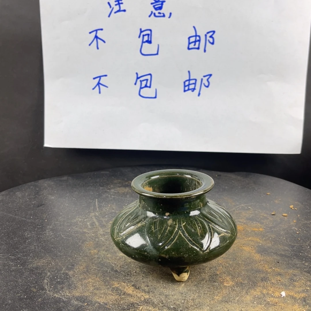 罐漂亮的小瓷器和