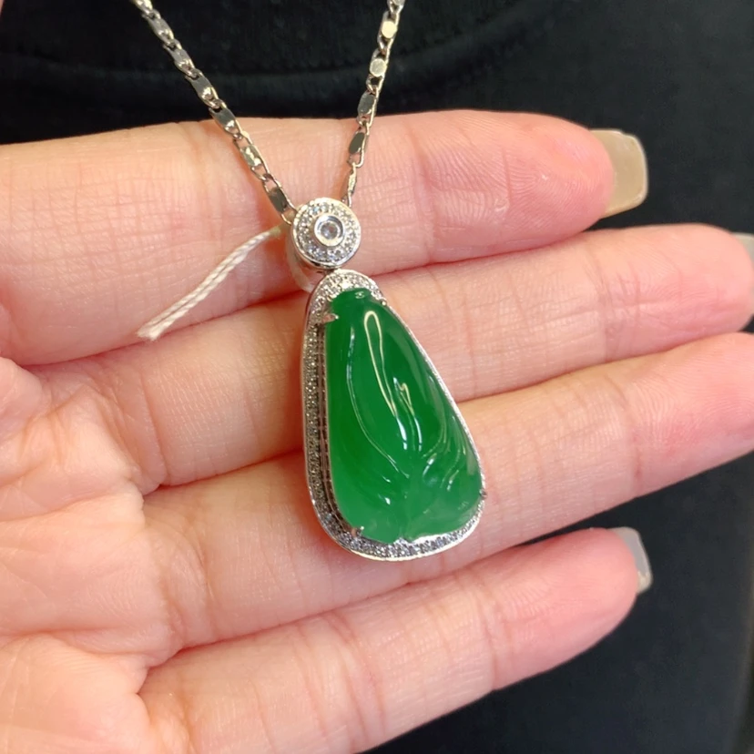 【闪购商品】颈饰18K金镶嵌翡翠花蕊