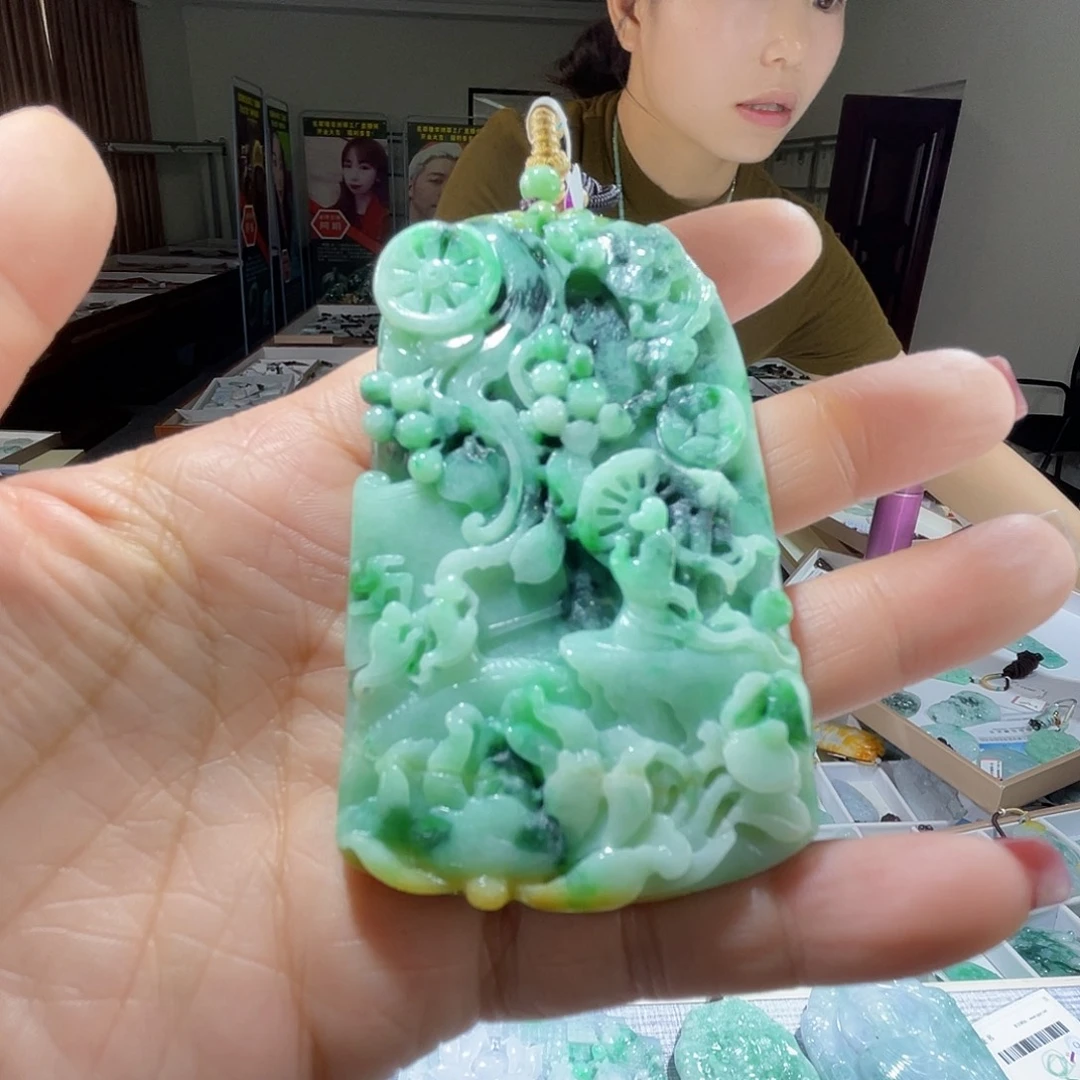 翡翠未镶嵌颈饰一个