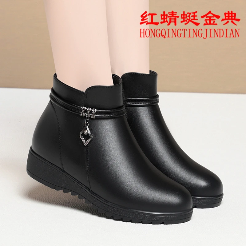 红蜻蜓金典短靴女靴子冬新款真皮加绒保暖防滑平底中老年妈妈棉鞋