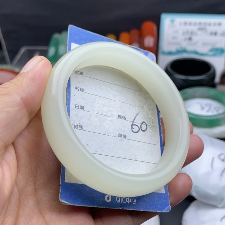 未镶嵌手镯石英质玉