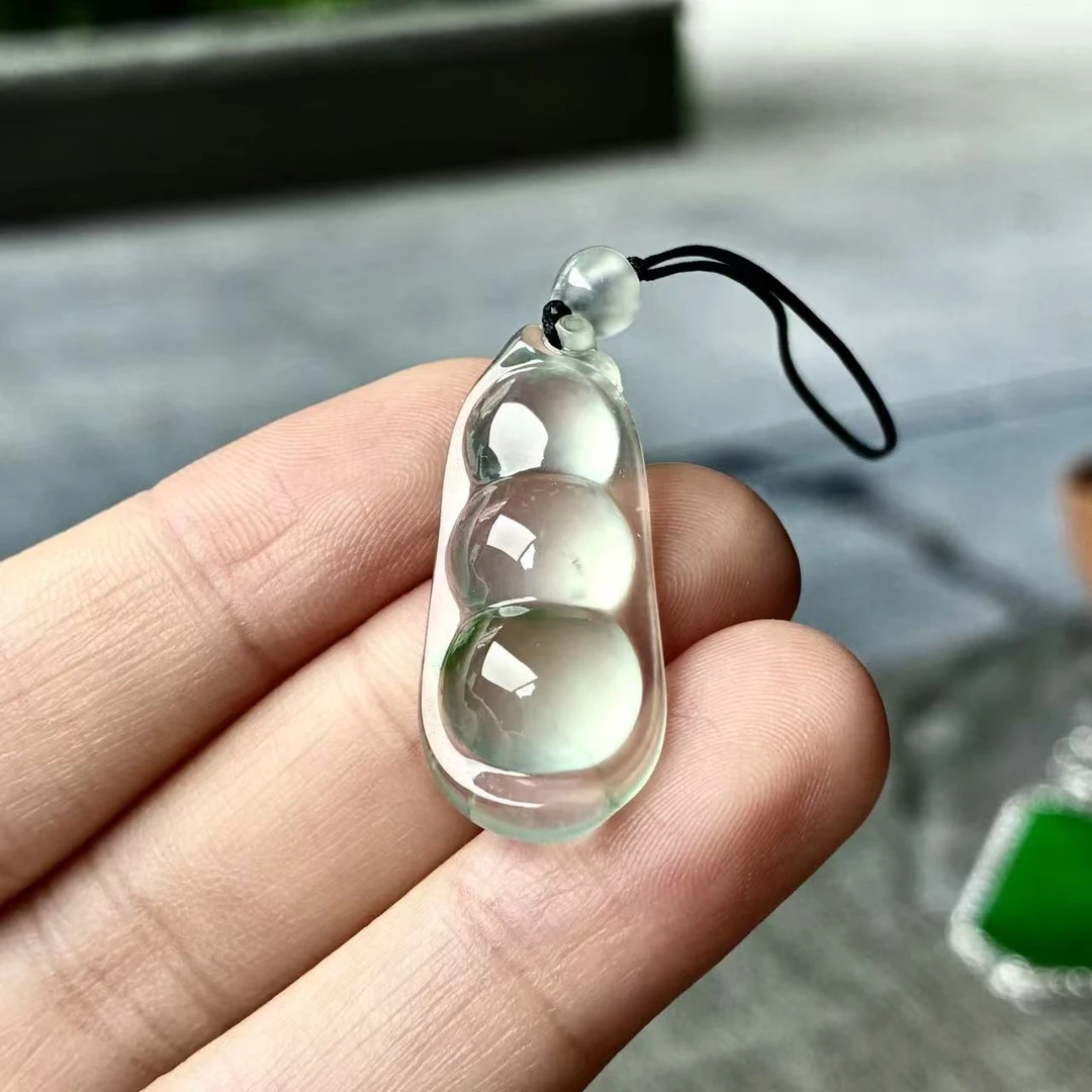 天然a货缅甸翡翠尺寸29.8/13/5.6,玻璃种飘绿福豆吊坠,水润冰透
