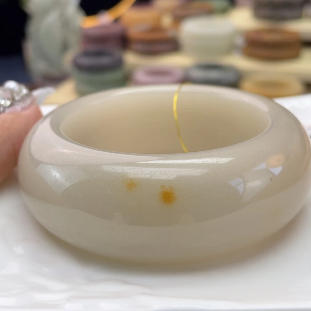 【闪购商品】石英质玉手镯未镶嵌大**乔