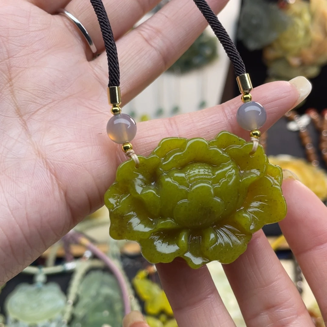 蛇纹石玉颈饰未镶嵌