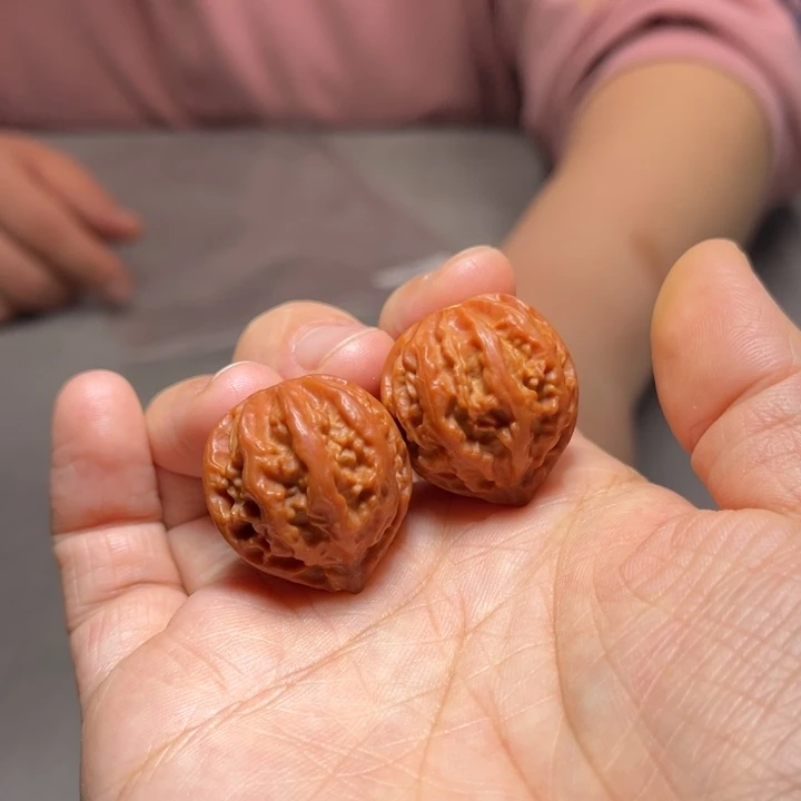 文玩核桃把件红八棱8670