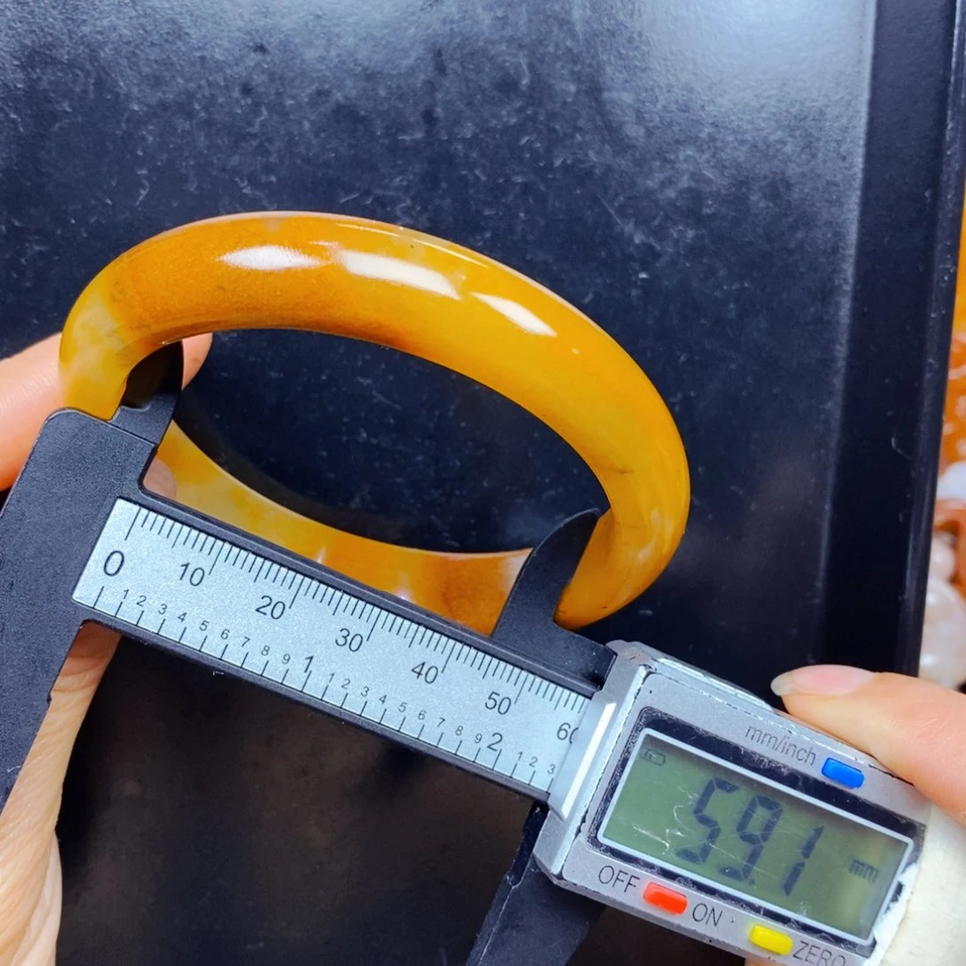 石英质玉（黄龙玉）未镶嵌颈饰