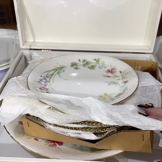 六**4瓷器上还有一些花纹较粗