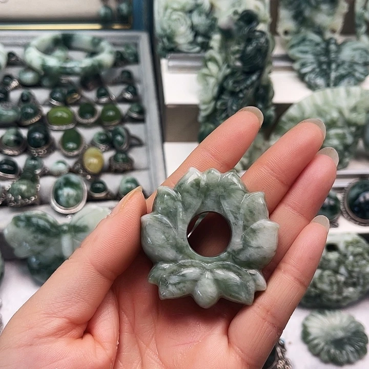 透闪石-蛇纹石玉颈饰未镶嵌