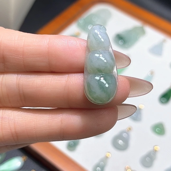 翡翠未镶嵌颈饰福豆