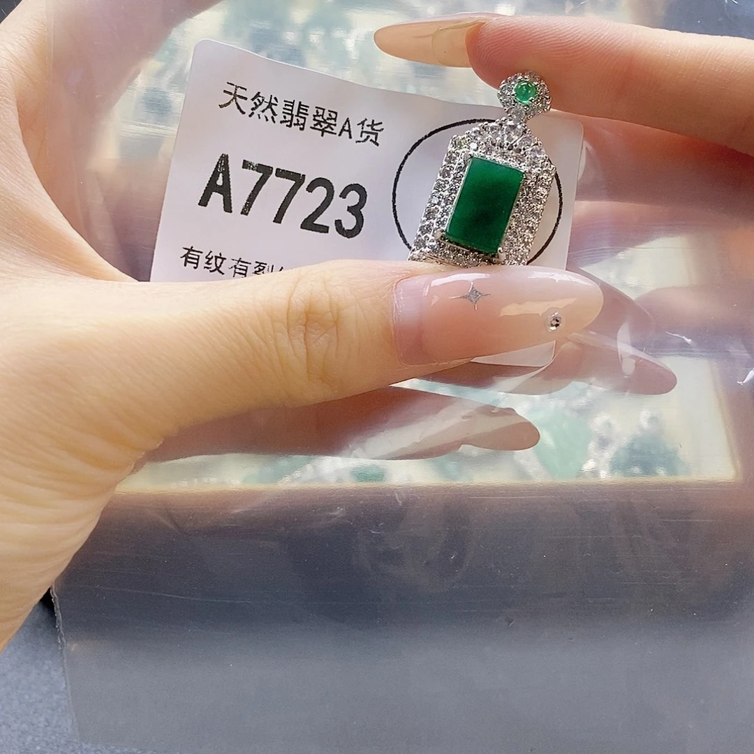 吊坠(赠链)未镶嵌翡翠