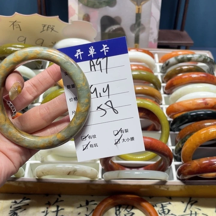 蛇纹石玉手镯未镶嵌柒*?