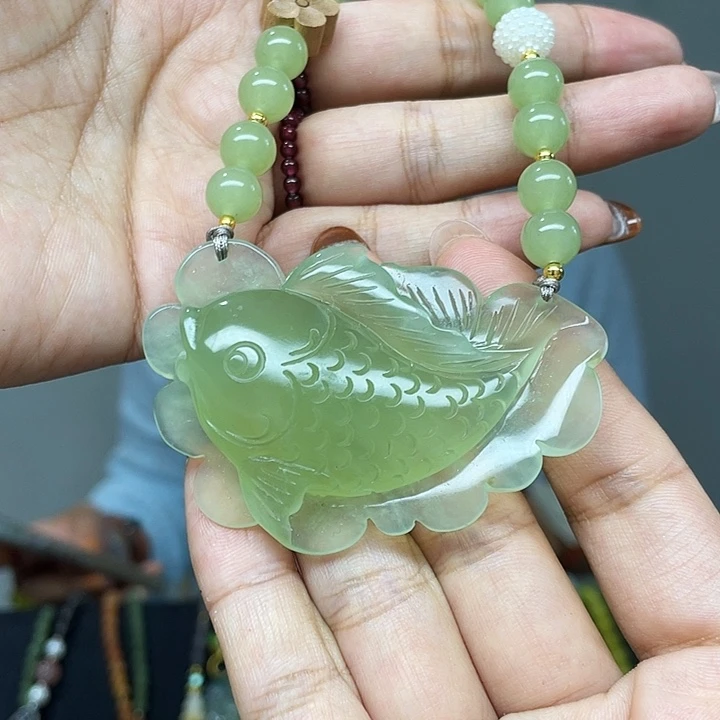 蛇纹石玉未镶嵌颈饰