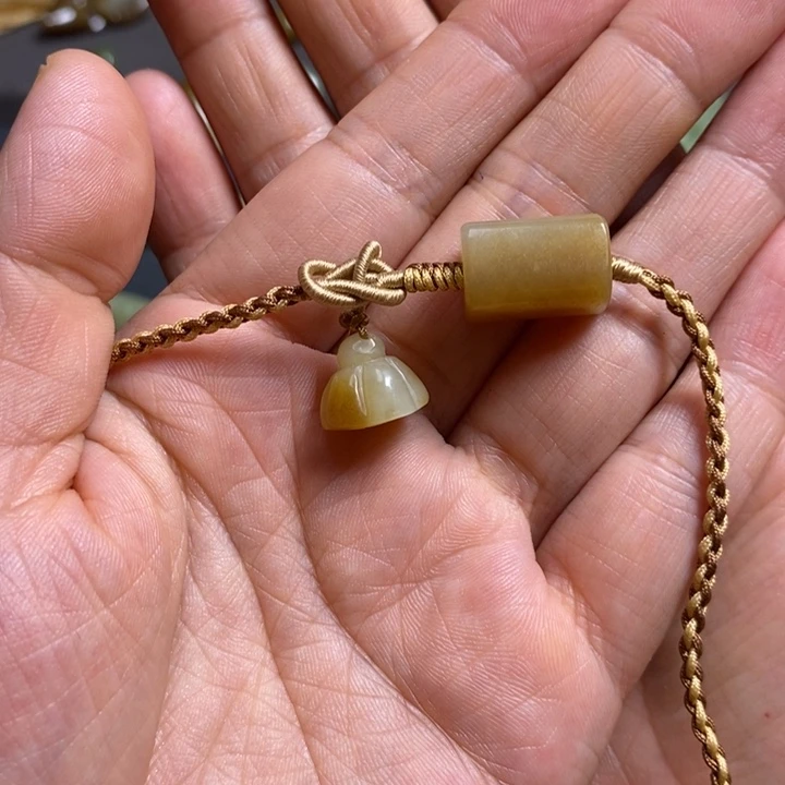 P***汀和田玉未镶嵌颈饰