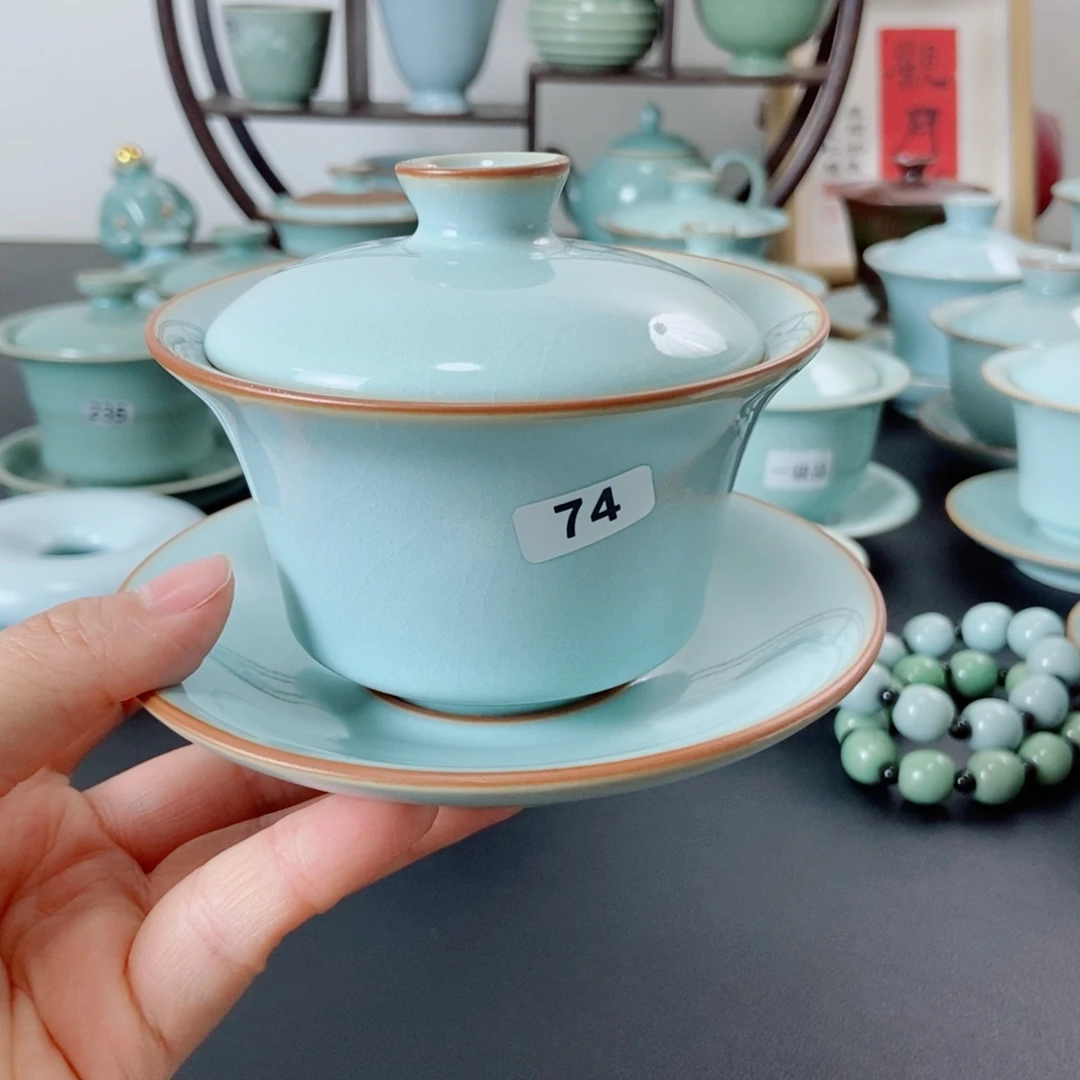 微瑕天青釉马蹄盖碗