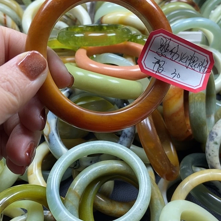 蛇纹石玉手镯未镶嵌悲***肠