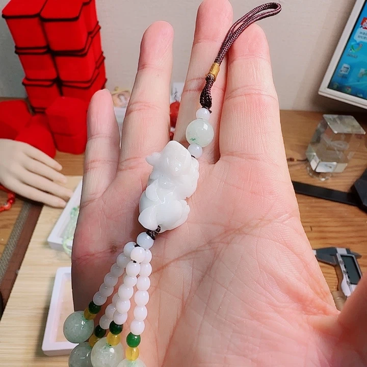 翡翠未镶嵌颈饰貔貅