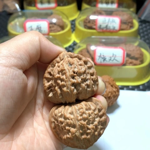 文玩核桃吊坠三角白