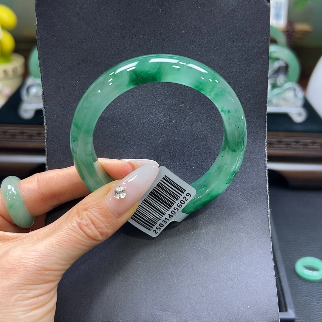 乐***年石英质玉（非洲翠）未镶嵌手镯