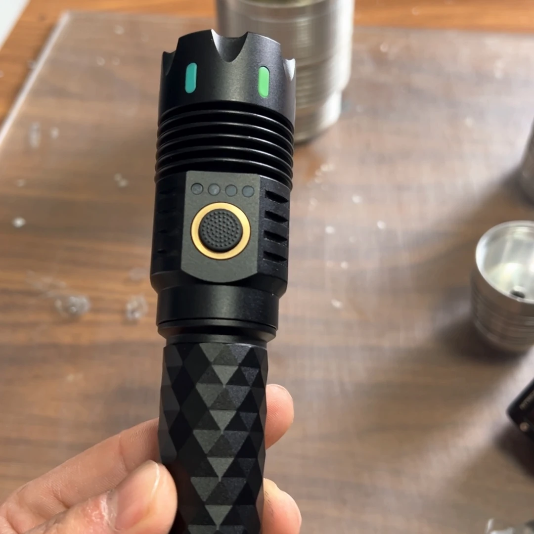 X6强光照射手电筒