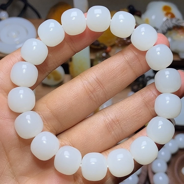 明***二和田玉未镶嵌颈饰