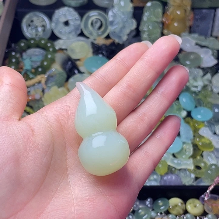 蛇纹石玉合金颈饰葫芦